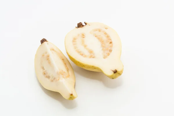 Frutta di guava tagliata in due pezzi Fotografia Stock