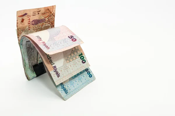 Katar para birimleri yüz Arabistan Riyali, beş yüz Arabistan Riyali, yüz Arabistan Riyali, elli Arabistan Riyali, on Arabistan Riyali, beş Arabistan Riyali ve bir Arabistan Riyali