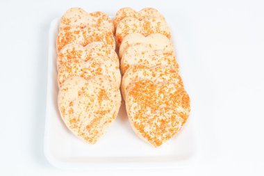 Çerezler bir tabak içinde kalp şeklinde