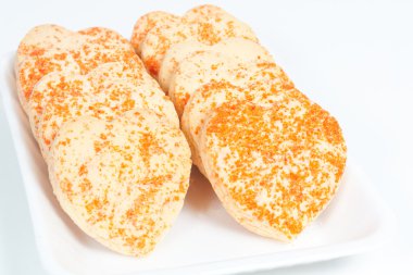 Çerezler bir tabak içinde kalp şeklinde