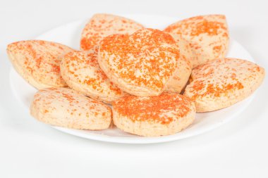 Çerezler bir tabak içinde kalp şeklinde