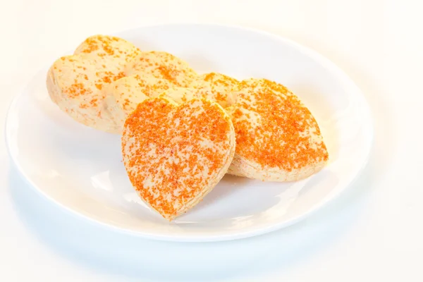 Çerezler bir tabak içinde kalp şeklinde