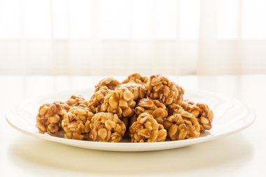 Bir tabak içinde tatlı fıstık topları