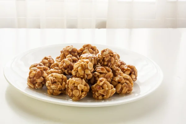 Bir tabak içinde tatlı fıstık topları