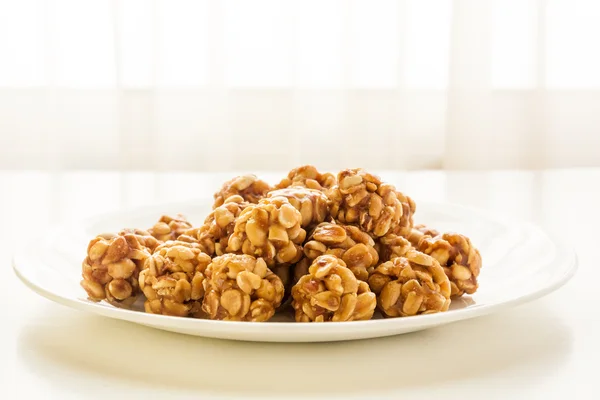 Bir tabak içinde tatlı fıstık topları