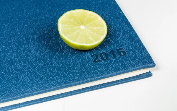 Dilim limon mavi günlüğü üzerinde