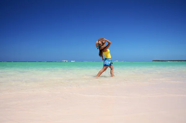 Genç kadın rahatlatıcı tropikal Karayipler Beach — Stok fotoğraf