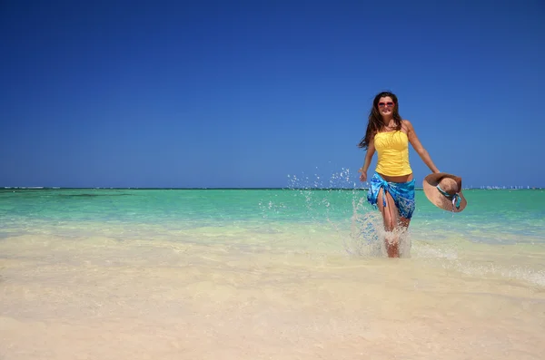 Fiatal nő pihentető trópusi Karib-tenger strandon — Stock Fotó