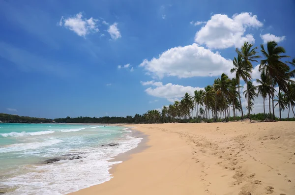 Praia tropical e belas nuvens — Fotografia de Stock