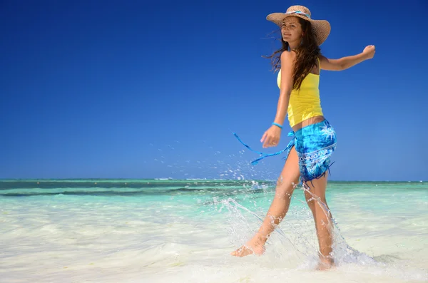 Jeune femme se relaxant sur la plage des Caraïbes tropicales — Photo