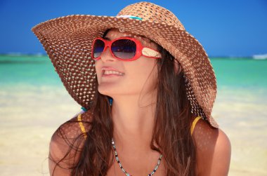 Genç kadın rahatlatıcı tropikal Karayipler Beach