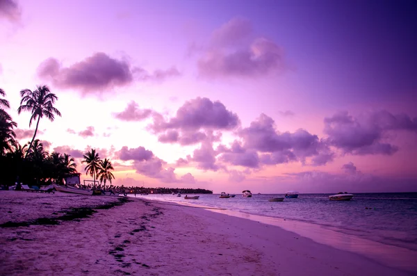 Coucher de soleil sur la plage tropicale Punta Cana, République Dominicaine — Photo