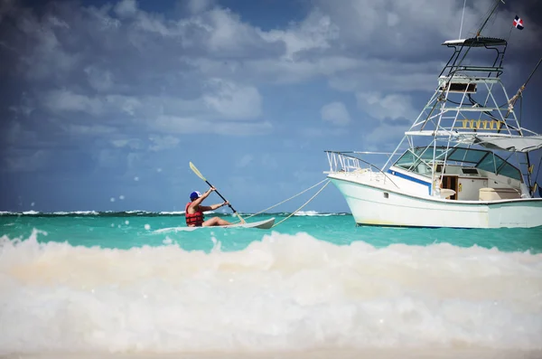 L'uomo in canoa nel mare delle Carrube — Foto Stock