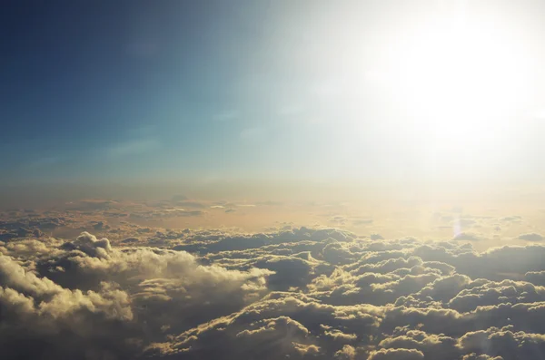 Wolken von oben und dramatischer Sonnenuntergang, Blick auf das Flugzeug Stockbild