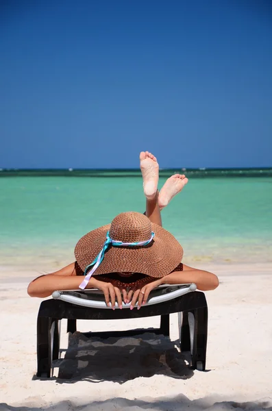 Jovem relaxante na praia de carniça tropical — Fotografia de Stock