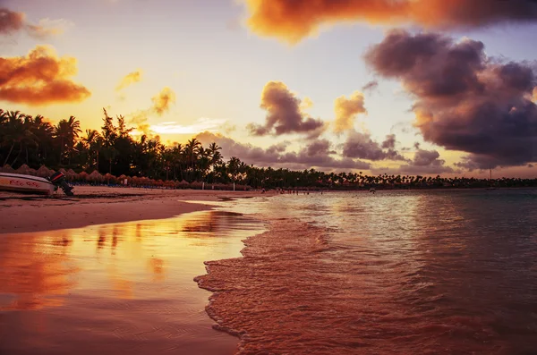 Zonsondergang op een tropisch eiland, Dominicaanse Republi — Stockfoto