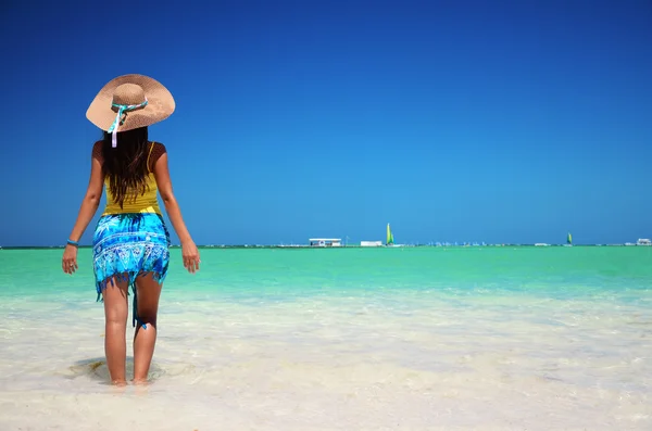 Mujer joven relajándose en la playa tropical de carribean — Foto de Stock