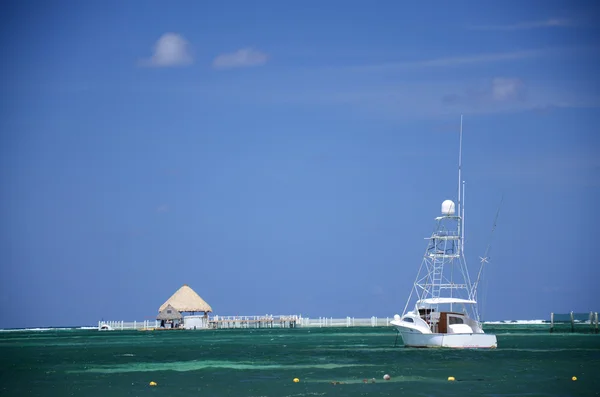 카리브 바다와 요트는 물에서 — 스톡 사진