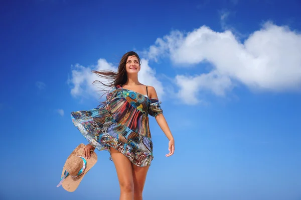 Mujer joven relajándose en la playa exótica y disfrutando de la agradable weath — Foto de Stock