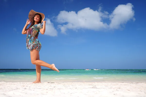 Νεαρή γυναίκα χαλάρωση στην εξωτική παραλία και απολαμβάνοντας τα ωραία weath — Φωτογραφία Αρχείου