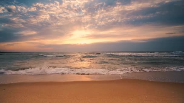 Praia Ilha Tropical Colorido Nascer Sol Com Nuvens Dramáticas Vídeo — Vídeo de Stock