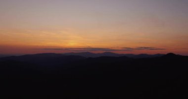Okyanus sahili gün doğumu. Dalgalar kuma vuruyor.