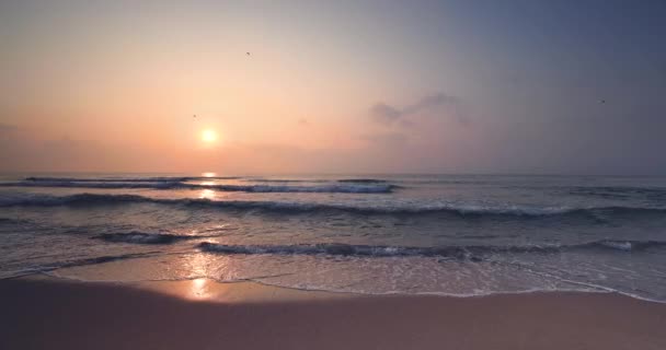 Mar Nascer Sol Sobre Praia Ilha Tropical Ondas Ondulação Areia — Vídeo de Stock