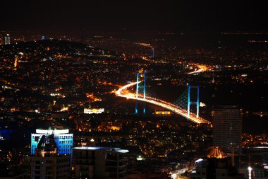 Istanbul geceleri, sokak ışıkları ve köprü