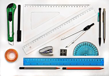 Çizim araçları üzerinde beyaz izole geometri kümesi