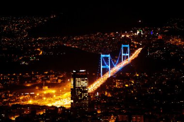 Şehir ışıkları, İstanbul 'un merkezinde. Gece panorama.