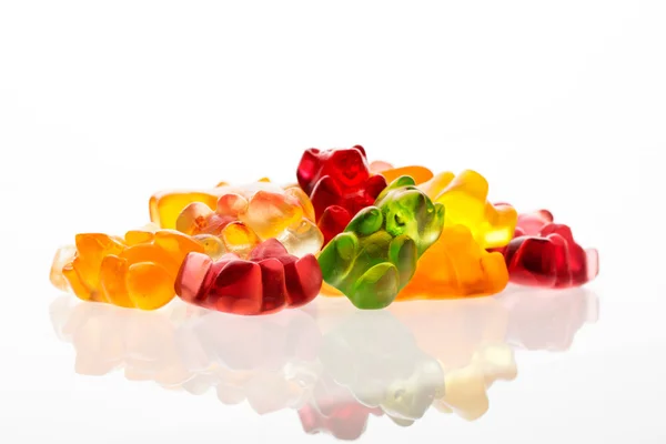 Högen av gelé björnar eller gummy bär godis isolerad på vit — Stockfoto