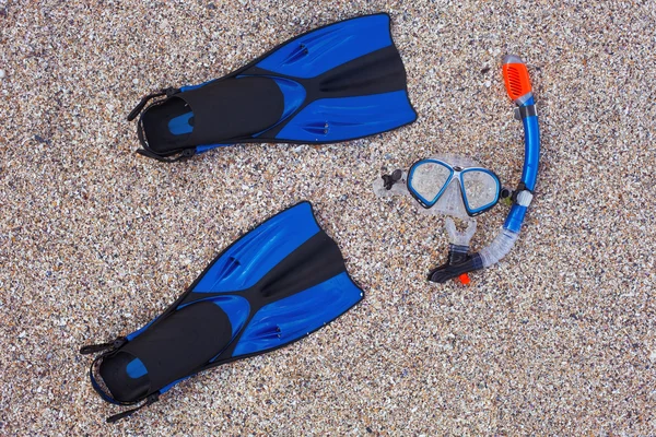 Snorkeling készlet. Maszkot és egy homokos strand békaláb — Stock Fotó