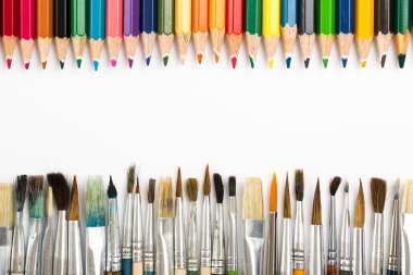 Arka plan renkli kalemler ve Boya fırçaları