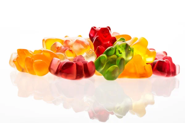 Högen av gelé björnar eller gummy bär godis isolerad på vit — Stockfoto