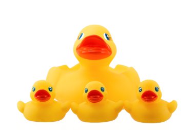 Lastik ördek ailesi beyaz izole üç küçük ducky ile