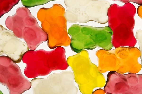 Färgglada gummy bears eller jellybears karameller över vita — Stockfoto