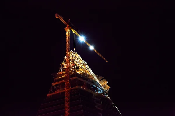 Silhouette della gru a torre sul cantiere con città — Foto Stock