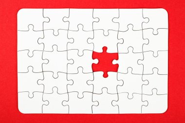 İş anlayışı, kırmızı bir arka plan üzerinde puzzle parçaları