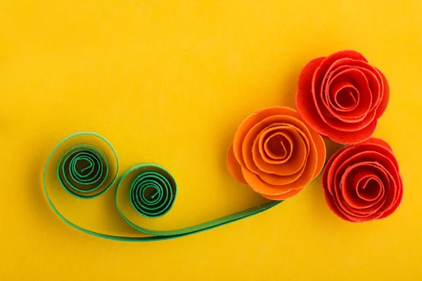 Sarı backgr tekniğine quilling ile yapılan kağıt gül çiçek