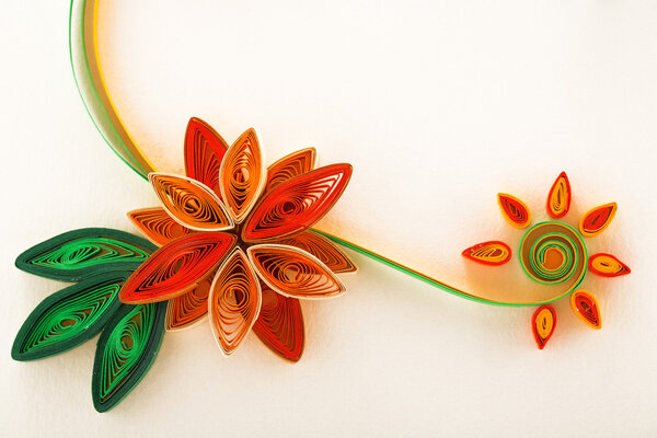 Бумажный цветок на поздравительной открытке крупным планом, сделанной с помощью технологии перьев
