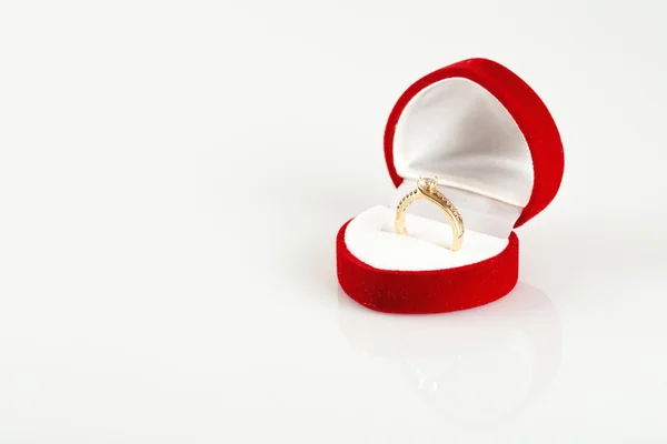 Caja de corazón de terciopelo y anillo de oro de boda aislado en blanco — Foto de Stock