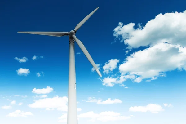 Turbina generadora de viento contra cielo azul profundo con nubes — Foto de Stock