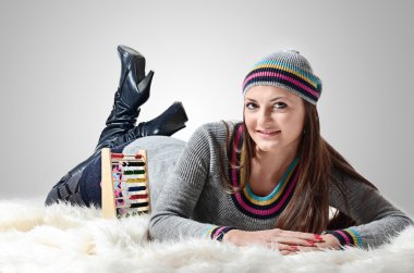 Abaküs ile poz gülümseyen genç kadın