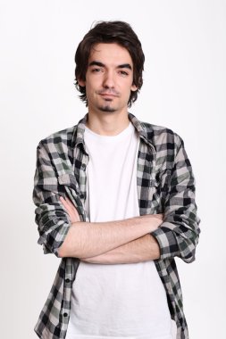 gülümseyen genç adam beyaz zemin üzerine izole kamera bakıyor