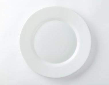 Beyaz arka plan üzerinde izole porselen tabak