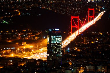 Şehir ışık ve gece Istanbul, Türkiye üzerinde görüntüleyin. Boğaziçi brid