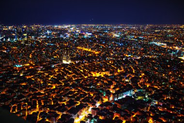 Gece, sokak ışıkları, panoramik Istanbul.