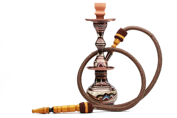Beyaz izole dinlenmek için geleneksel nargile