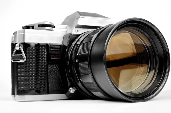 Oldtimer-Retro-Kamera mit großem Objektiv isoliert auf Weiß — Stockfoto