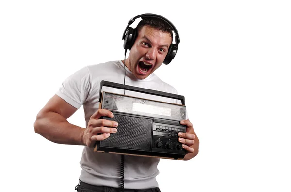 Retrato de um homem sexy gritando com rádio vintage velho, isolar — Fotografia de Stock